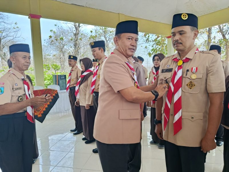 Wakil Bupati Madiun, dr. Purnomo Hadi, menyematkan pin kepada Ketua Kwarran Wungu 2025-2028 dan seluruh jajarannya. 