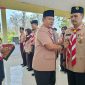 Wakil Bupati Madiun, dr. Purnomo Hadi, menyematkan pin kepada Ketua Kwarran Wungu 2025-2028 dan seluruh jajarannya. 