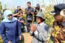 Wagimun (tengah), petani tomat asal Dusun Seweru, Desa/Kecamatan Kare, menyampaikan keluh kesah soal harga tomat yang anjlok saat dikunjungi Gubernur Jatim Khofifah dan Wabup Madiun dr. Purnomo Hadi, Jumat (26/9/2025) 