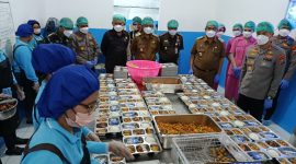 Bupati Madiun Hari Wuryanto, Wakil Bupati dr. Purnomo Hadi, Kapolres Madiun AKBP Kemas Indra Natanegara, Ketua DPRD Fery Sudarsono, serta Kajari Madiun Ocktario Hartawan Putra memantau langsung proses penyiapan MBG di SPPG Bhayangkari Mojopurno, Senin (29/9/2025) 