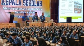 Bupati Madiun H. Hari Wuryanto (tengah foto atas) didampingi Wakil Bupati dr. Purnomo Hadi (kanan) dan Kepala Dinas Pendidikan dan Kebudayaan Agus Sucipto, saat memberikan arahan di Aston Hotel, Selasa (28/10/2025) 