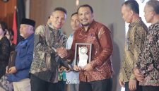 Perumdam Tirta Dharma Purabaya menerima penghargaan kategori Public Sector dari salah satu media massa.