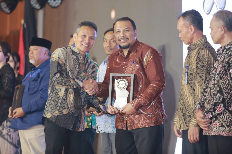 Perumdam Tirta Dharma Purabaya menerima penghargaan kategori Public Sector dari salah satu media massa.