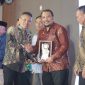 Perumdam Tirta Dharma Purabaya menerima penghargaan kategori Public Sector dari salah satu media massa.