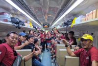 Peserta Media Journey 2025 KAI Daop 7 Madiun berfoto bersama di dalam Kereta Api Kertanegara, Kamis (15/10/2025) 