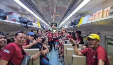 Peserta Media Journey 2025 KAI Daop 7 Madiun berfoto bersama di dalam Kereta Api Kertanegara, Kamis (15/10/2025) 