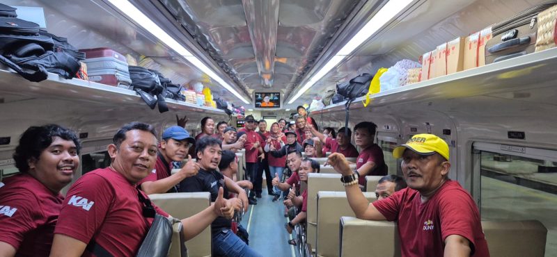 Peserta Media Journey 2025 KAI Daop 7 Madiun berfoto bersama di dalam Kereta Api Kertanegara, Kamis (15/10/2025) 