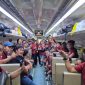 Peserta Media Journey 2025 KAI Daop 7 Madiun berfoto bersama di dalam Kereta Api Kertanegara, Kamis (15/10/2025) 