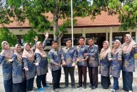 Para guru SDN Muneng, Kecamatan Pilangkenceng, Kabupaten Madiun berfoto bersama di halaman sekolah. (istimewa)