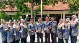 Para guru SDN Muneng, Kecamatan Pilangkenceng, Kabupaten Madiun berfoto bersama di halaman sekolah. (istimewa) 