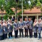Para guru SDN Muneng, Kecamatan Pilangkenceng, Kabupaten Madiun berfoto bersama di halaman sekolah. (istimewa) 