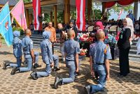 Siram air kembang, salah satu tradisi pelantikan Taruna-Taruni SMKN 1 Wonoasri. 