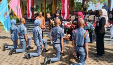 Siram air kembang, salah satu tradisi pelantikan Taruna-Taruni SMKN 1 Wonoasri. 