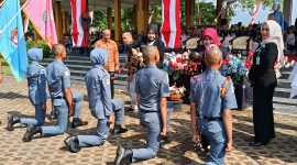 Siram air kembang, salah satu tradisi pelantikan Taruna-Taruni SMKN 1 Wonoasri. 