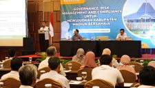 Wakil Bupati Madiun, dr. Purnomo Hadi, memberikan arahan pada hari kedua Workshop Governance, Risk, and Compliance (GRC) Tahun 2025 yang digelar di Hotel Aston, Kota Madiun, Rabu (8/10/2025). 