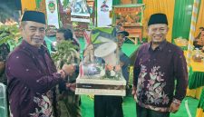 Bupati Madiun H. Hari Wuryanto (kiri) dan Wakil Bupati dr. Purnomo Hadi menyerahkan sejumlah bantuan salah satunya peralatan Linmas saat Sarasehan BST Desa Nampu, Kecamatan Gemarang, Selasa malam (14/10/2025) 