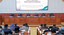 Rapat paripurna dengan agenda penyampaian Nota Keuangan RAPBD Tahun Anggaran 2026 oleh Bupati Madiun di ruang sidang DPRD Kabupaten Madiun, Jumat (17/10/2025) 