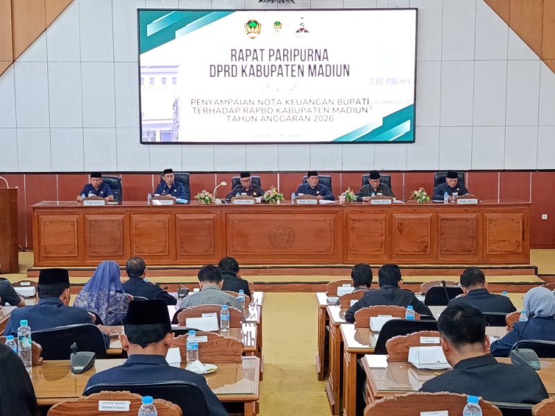 Rapat paripurna dengan agenda penyampaian Nota Keuangan RAPBD Tahun Anggaran 2026 oleh Bupati Madiun di ruang sidang DPRD Kabupaten Madiun, Jumat (17/10/2025) 