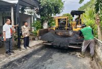 Anggota fraksi PDI Perjuangan DPRD Kabupaten Madiun, Budi Wahono (baju putih) didampingi Kades Bacem Muslih meninjau lokasi pekerjaan pengaspalan jalan hotmix, Kamis (23/10/2025)