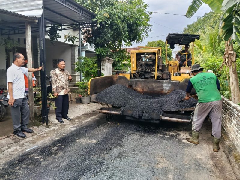 Anggota fraksi PDI Perjuangan DPRD Kabupaten Madiun, Budi Wahono (baju putih) didampingi Kades Bacem Muslih meninjau lokasi pekerjaan pengaspalan jalan hotmix, Kamis (23/10/2025)