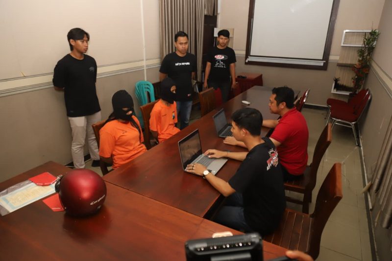 Pasutri di Magetan yang nekat curi motor ibunya sendiri digelandang Polisi. 