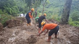 Petugas membersihkan material longsoran di jalur Kare-Ngebel, Selasa (18/11/2025) sore.