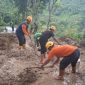 Petugas membersihkan material longsoran di jalur Kare-Ngebel, Selasa (18/11/2025) sore.