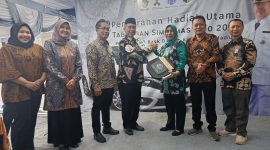 Bupati Madiun Hari Wuryanto secara simbolis menyerahkan hadiah satu unit mobil Honda Brio kepada Winarni, nasabah pemenang program Simarmas Brio BPR Kabupaten Madiun, Jumat (21/11/2025). 
