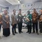 Bupati Madiun Hari Wuryanto secara simbolis menyerahkan hadiah satu unit mobil Honda Brio kepada Winarni, nasabah pemenang program Simarmas Brio BPR Kabupaten Madiun, Jumat (21/11/2025). 