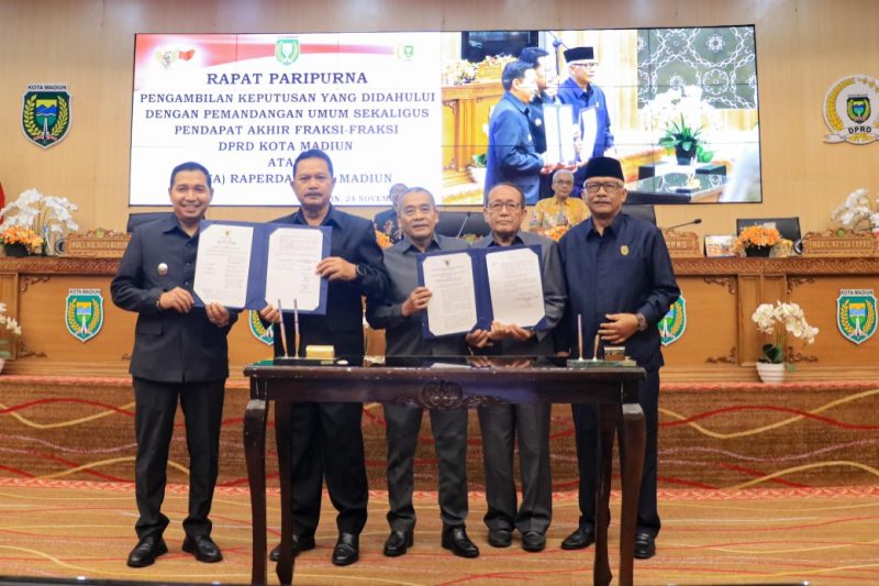 DPRD Kota Madiun bersama Pemerintah Kota Madiun resmi menyetujui dua Rancangan Peraturan Daerah (Raperda) strategis. 