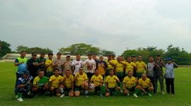 Pertandingan eksebisi Pemkab Madiun vs PKD Madiun digelar usai Bupati Madiun Hari Wuryanto resmi membuka Liga 4 Bupati Cup U-22 tahun 2025, Sabtu (1/11/2025) 