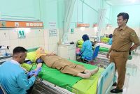 Direktur RSUD Caruban, drg. Farid Amirudin memantau pelaksanaan donor darah dalam rangka memperingati HUT ke-25 Arsada, Senin (3/11/2025).