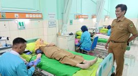 Direktur RSUD Caruban, drg. Farid Amirudin memantau pelaksanaan donor darah dalam rangka memperingati HUT ke-25 Arsada, Senin (3/11/2025). 