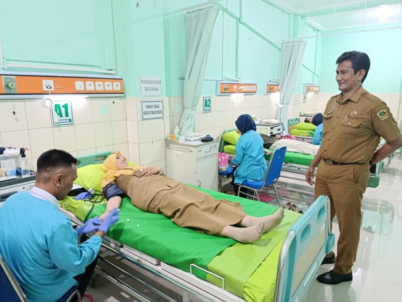Direktur RSUD Caruban, drg. Farid Amirudin memantau pelaksanaan donor darah dalam rangka memperingati HUT ke-25 Arsada, Senin (3/11/2025). 