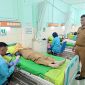 Direktur RSUD Caruban, drg. Farid Amirudin memantau pelaksanaan donor darah dalam rangka memperingati HUT ke-25 Arsada, Senin (3/11/2025). 
