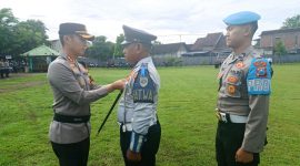 Kapolres Madiun AKBP Kemas Indra Natanegara secara simbolis memasangkan pita operasi menandai dimulainya Operasi Zebra Semeru 2025.