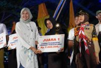 Kepala Dinas Pariwisata, Pemuda dan Olahraga Kabupaten Madiun, Puji Rahmawati, menyerahkan reward kepada pemenang lomba dalam Sore di Kabupaten Madiun session pertama. Foto : istimewa