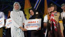 Kepala Dinas Pariwisata, Pemuda dan Olahraga Kabupaten Madiun, Puji Rahmawati, menyerahkan reward kepada pemenang lomba dalam Sore di Kabupaten Madiun session pertama. Foto : istimewa