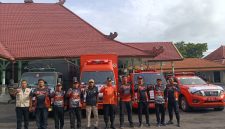 Bupati Madiun Hari Wuryanto memberangkatkan empat kendaraan berisi bantuan logistik untuk korban bencana alam Aceh dan Sumatera, Selasa (9/12/2025).