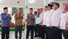 Bupati Madiun Serahkan SK Evaluasi APBDes 2026 di Pendopo Muda Graha, Rabu (17/12/2025).
