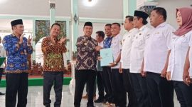 Bupati Madiun Serahkan SK Evaluasi APBDes 2026 di Pendopo Muda Graha, Rabu (17/12/2025). 