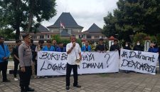 Camat Madiun Muhsin Harjoko meminta maaf secara terbuka atas pembubaran diskusi dan bedah buku Reset Indonesia 