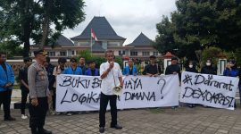Camat Madiun Muhsin Harjoko meminta maaf secara terbuka atas pembubaran diskusi dan bedah buku Reset Indonesia 