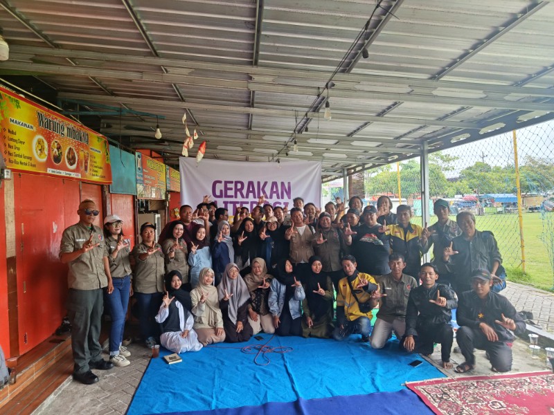Pegiat Literasi Madiun Raya (PELMAR) memulai Roadshow Gerakan Literasi di lapangan Jiwan, Kabupaten Madiun, Rabu (31/12/2025) 