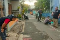 Polisi melakukan olah TKP dugaan pembunuhan di Kota Madiun, Kamis (1/1/2026). Foto : istimewa