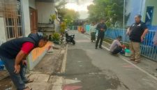Polisi melakukan olah TKP dugaan pembunuhan di Kota Madiun, Kamis (1/1/2026). Foto : istimewa