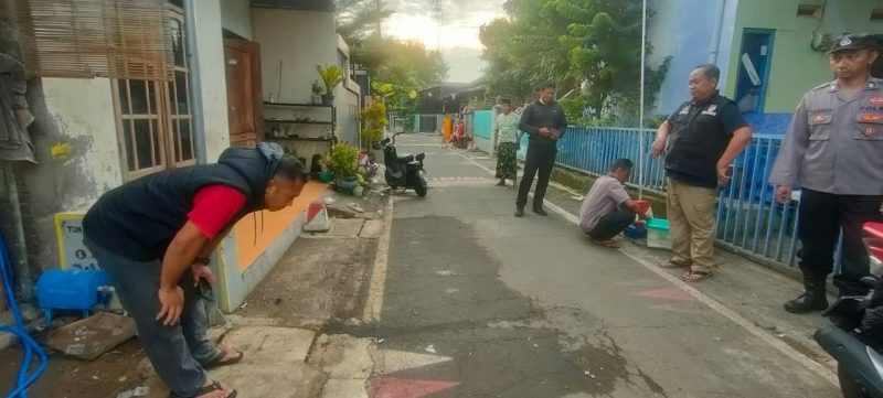 Polisi melakukan olah TKP dugaan pembunuhan di Kota Madiun, Kamis (1/1/2026). Foto : istimewa