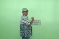 Wakil Ketua Komisi D DPRD Kabupaten Madiun, Djoko Setijono menunjukkan temuan rembesan air pada dinding bangunan saat sidak di SMPN 2 Nglames yang direnovasi, Rabu (7/1/2026).