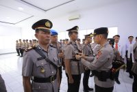 Kapolres Madiun AKBP Kemas Indra Natanegara pimpin prosesi rotasi di tubuh Polres Madiun, Rabu (14/1/2026). Foto: Humas Polres Madiun