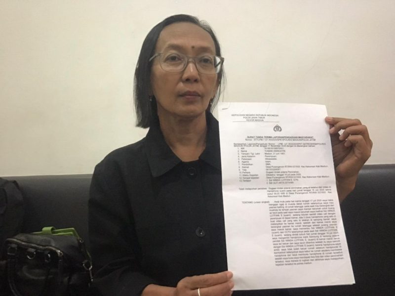 Kuasa hukum pelapor, Ratna Indah Pristiwati, menunjukkan bukti pelaporan di Satreskrim Polres Madiun, Kamis (15/1/2026) 